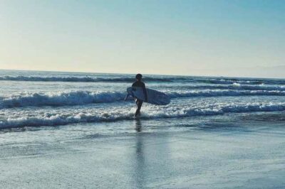 Surf sur la plage de Santa Monica Californie