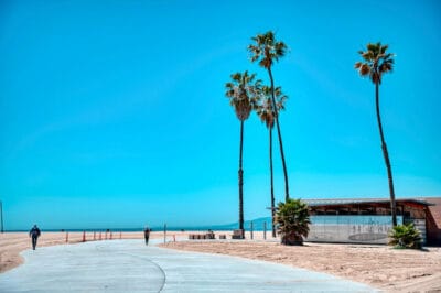 Vélo le long de la plage